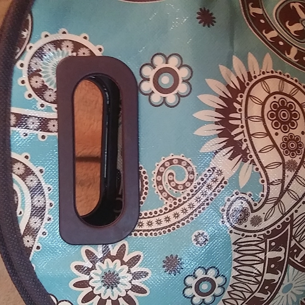 Super cute lunch tote. 🌼 B11 - Picture 3 of 3